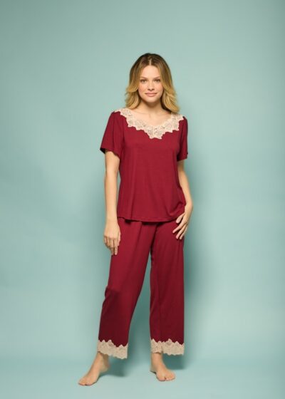Conjunto de pijama feminino capri bordô em viscolycra com renda dourada no decote e na barra da calça, blusa de manga curta