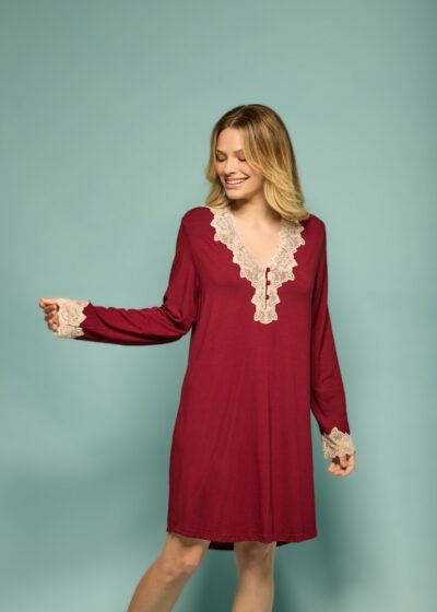 Bata curta de dormir vinho em viscolycra com decote V e renda bege nos punhos e decote, mangas longas
