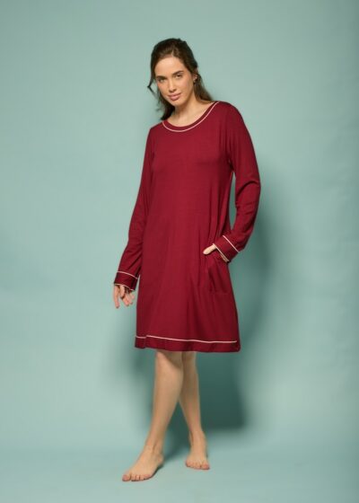 Camisão de viscolycra bordô, manga longa, modelagem ampla, gola e punhos com acabamento contrastante e bolso lateral, comprimento próximo ao joelho