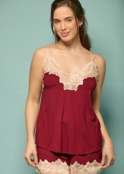 Short doll feminino bordô em viscolycra com renda bege no decote e na barra, regata de alças finas e shorts soltinho