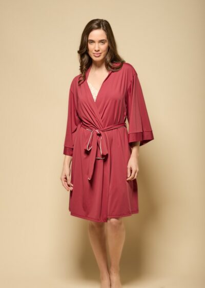 Robe curto feminino em tecido fluity vinho, mangas amplas e cinto do mesmo tecido, comprimento acima do joelho