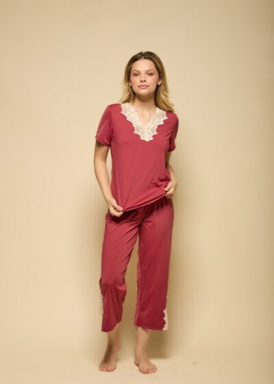 Conjunto pijama capri feminino em tecido fluido vinho, blusa de manga curta com renda branca no decote e calça até o tornozelo