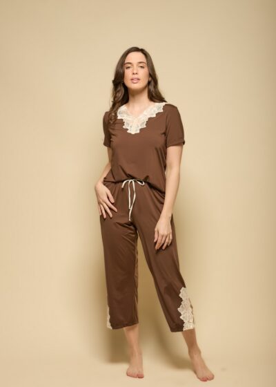 Conjunto de pijama capri em tecido Fluity marrom, composto por top e calça comprimento capri