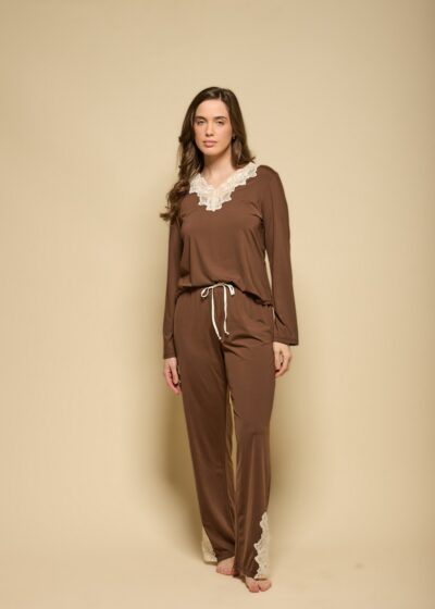 Conjunto de pijama feminino marrom em tecido fluity, blusa de manga longa e calça reta com renda bege e cordão na cintura