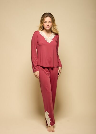 Conjunto de pijama feminino manga longa em tecido fluido com renda no decote e na barra da calça