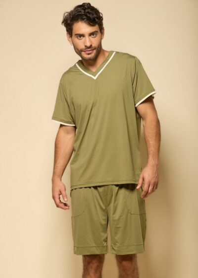 Conjunto de pijama masculino com bermuda em tecido fluity verde da Coleção Silêncio da Noite