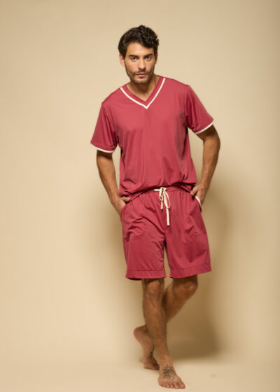 Conjunto pijama masculino vinho com camiseta de manga curta gola V e bermuda com cordão branco, acabamento branco na gola e nas mangas