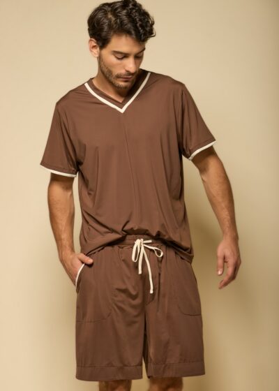 Conjunto de pijama masculino marrom em fluity com camiseta de decote V com viés branco e bermuda acima do joelho com cordão branco e bolsos laterais