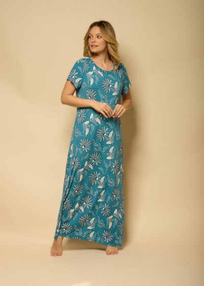Kaftan longo em tecido Fluity, floral turquesa, com mangas curtas e decote redondo, fotografado em estúdio