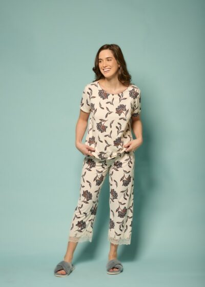 Conjunto de pijama capri feminino em tecido fluido claro com estampa floral avermelhada, blusa de manga curta e calça reta acima do tornozelo