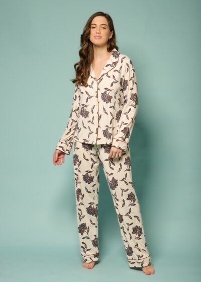 Conjunto de pijama feminino manga longa em tecido fluido, camisa com botões e calça reta com estampa floral sobre fundo claro