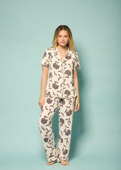 Conjunto de pijama feminino floral com camisa de botões de manga curta e calça longa em tecido fluido bege