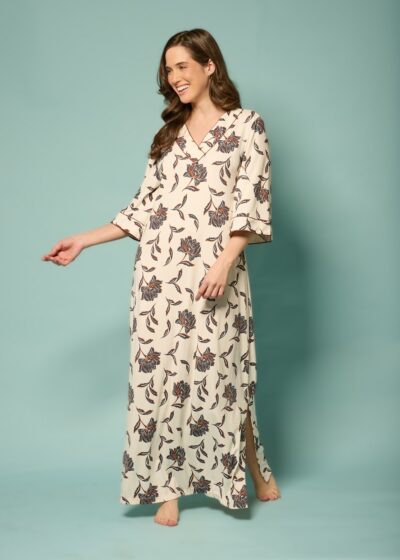 Kaftan longo fluido com estampa floral preta e vermelha sobre bege, decote V e mangas 3/4
