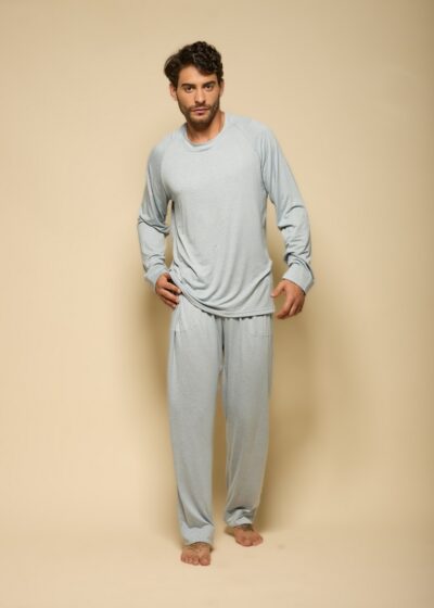 Conjunto de pijama masculino manga longa em malha tricot, blusa e calça de caimento amplo, sem bolsos, fotografado em estúdio