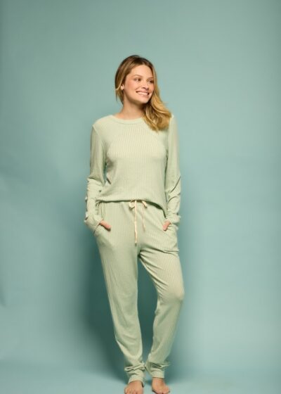 Conjunto de pijama feminino verde claro em modal canelado, blusa de manga longa e calça com bolsos e cordão, foto em estúdio