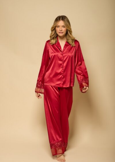 Conjunto de pijama feminino vermelho em cetim, camisa de manga longa com botões e renda nos punhos e calça ampla com renda na barra