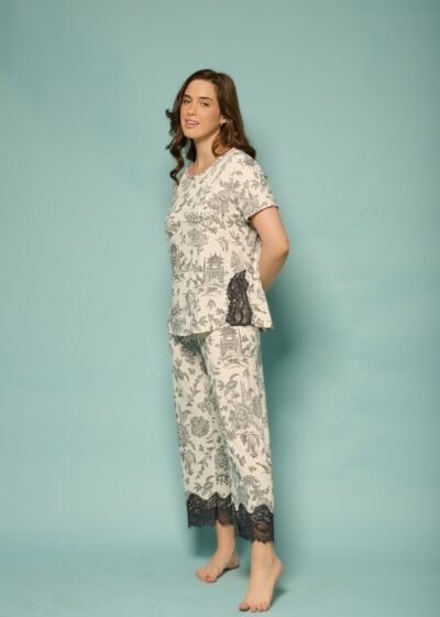 Conjunto de pijama capri em fluity com estampa floral cinza sobre branco e renda preta, blusa reta e calça cropped