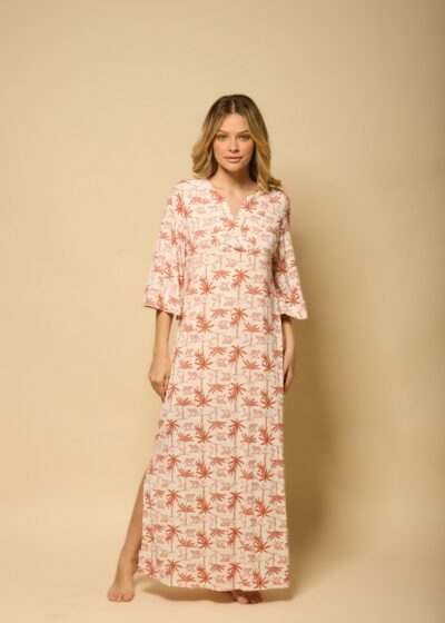 Kaftan longo em fluity com estampa botânica vermelha, manga 3/4, decote V e fenda lateral