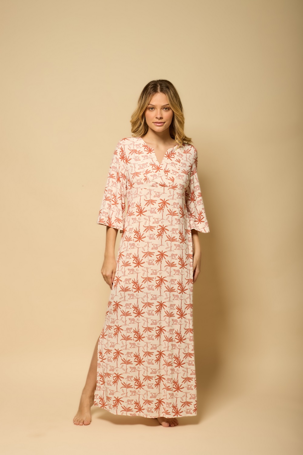 Kaftan longo em fluity com estampa botânica vermelha, manga 3/4, decote V e fenda lateral