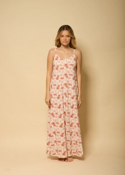 Kaftan longo em fluity com alças finas e estampa de folhas vermelho-escuro sobre fundo creme