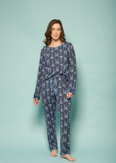 Pijama feminino longo azul escuro com blusa de manga longa e calça reta, estampa de tesouras brancas e cordão azul claro na cintura