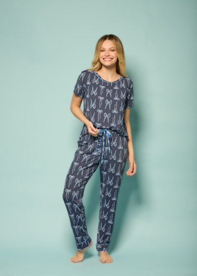 Pijama feminino azul marinho em fluity com camiseta de manga curta e calça afunilada, estampa de tesouras e cordão azul claro no cós