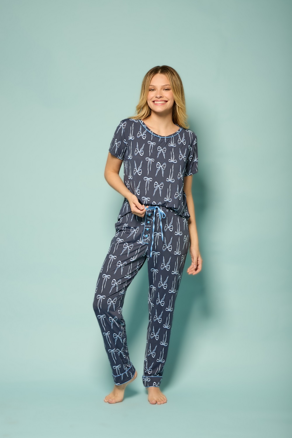 Pijama feminino azul marinho em fluity com camiseta de manga curta e calça afunilada, estampa de tesouras e cordão azul claro no cós