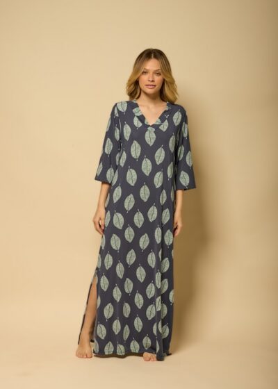 Kaftan longo azul marinho em fluity com estampa de folhas, manga 3/4, decote V e fenda lateral