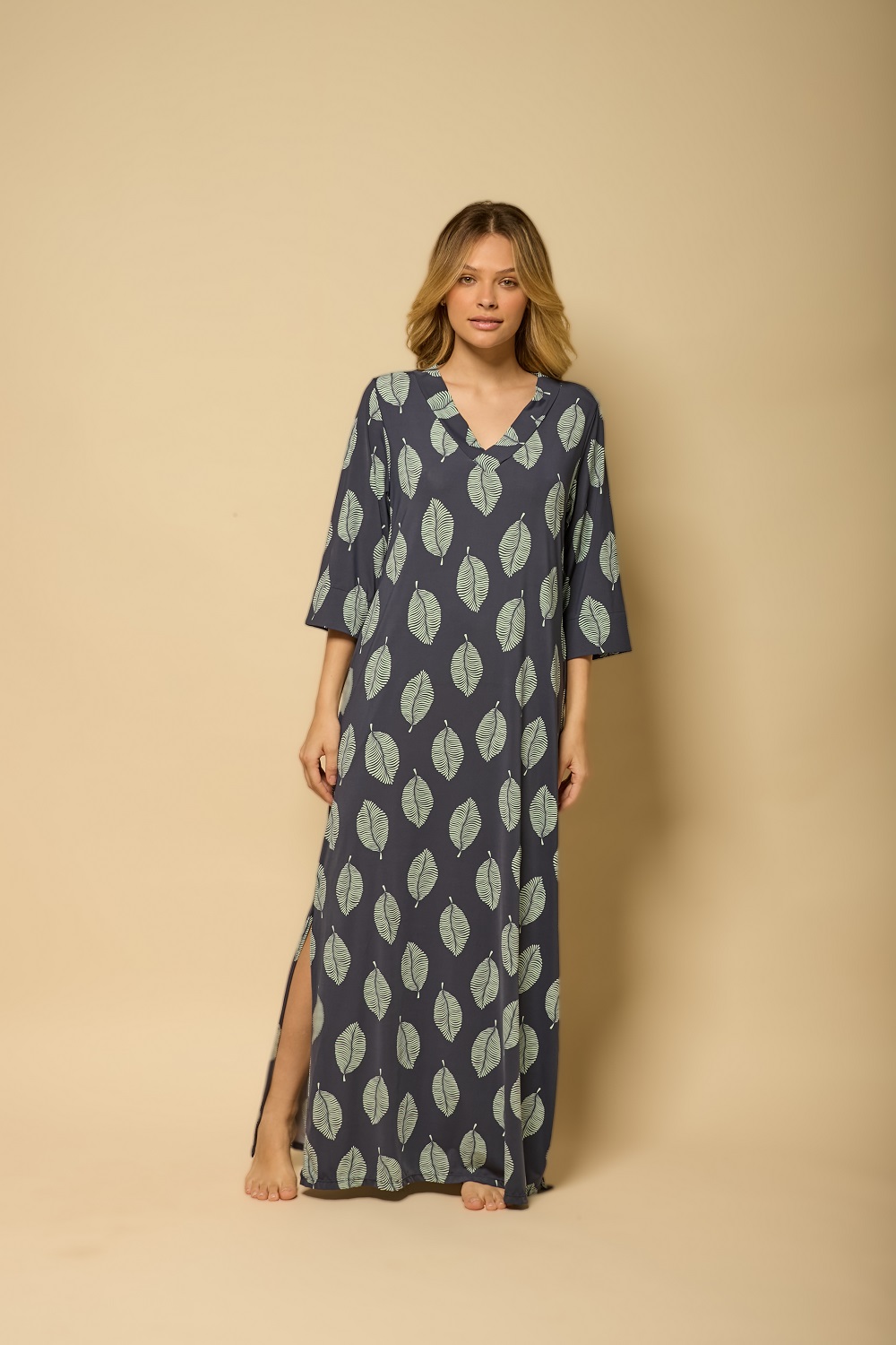 Kaftan longo azul marinho em fluity com estampa de folhas, manga 3/4, decote V e fenda lateral