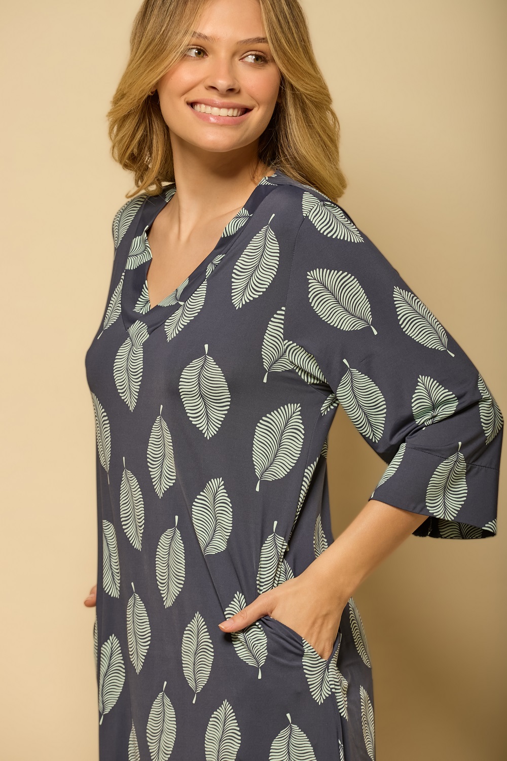 Kaftan Calmaria em Fluity Azul Marinho com Folhas, Manga 3/4 e Decote V - Imagem 2