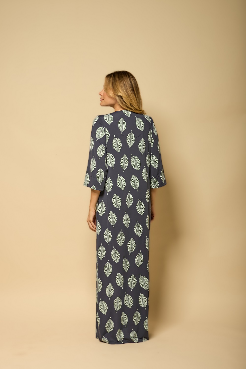 Kaftan Calmaria em Fluity Azul Marinho com Folhas, Manga 3/4 e Decote V - Imagem 3