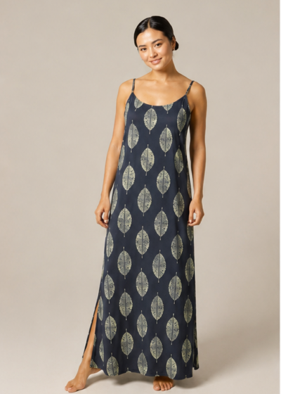 Kaftan longo em fluity azul-marinho com estampa de folhas, alças finas e fenda lateral
