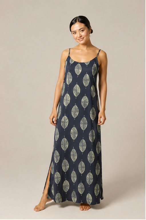 Kaftan longo em fluity azul-marinho com estampa de folhas, alças finas e fenda lateral