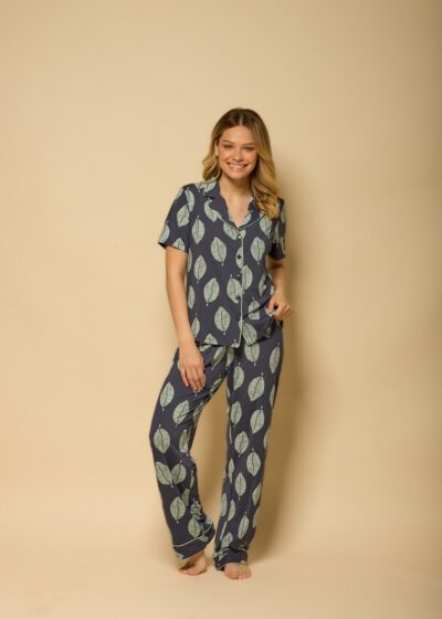 Pijama feminino manga curta em fluity azul escuro com estampa de folhas e calça pantalona