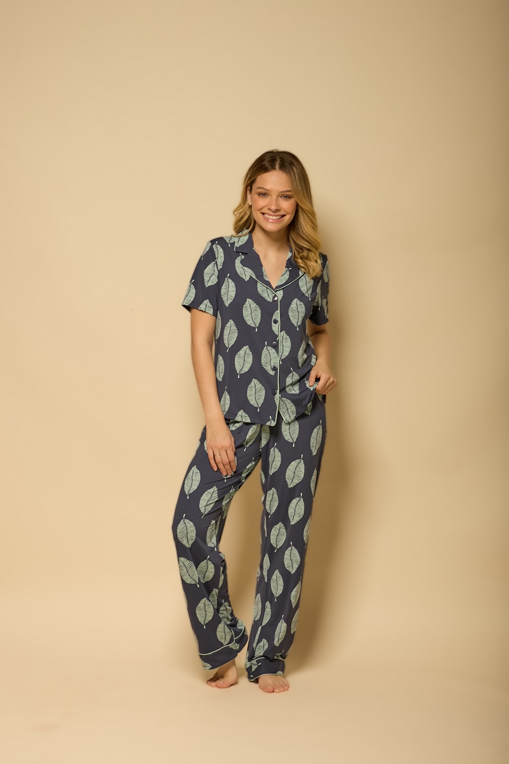 Pijama feminino manga curta em fluity azul escuro com estampa de folhas e calça pantalona