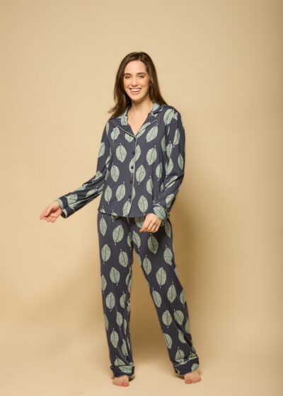 Pijama feminino de manga longa em tecido fluido azul escuro com estampa de folhas cinza, camisa com botões e calça reta