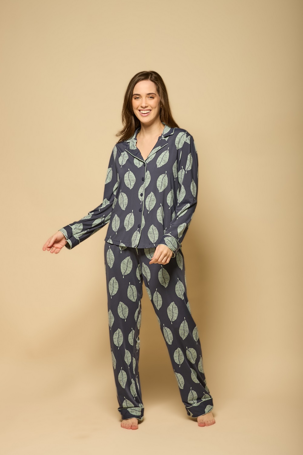 Pijama feminino de manga longa em tecido fluido azul escuro com estampa de folhas cinza, camisa com botões e calça reta