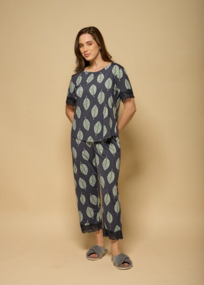 Pijama capri feminino azul escuro com estampa de folhas verdes, camiseta reta e calça cropped