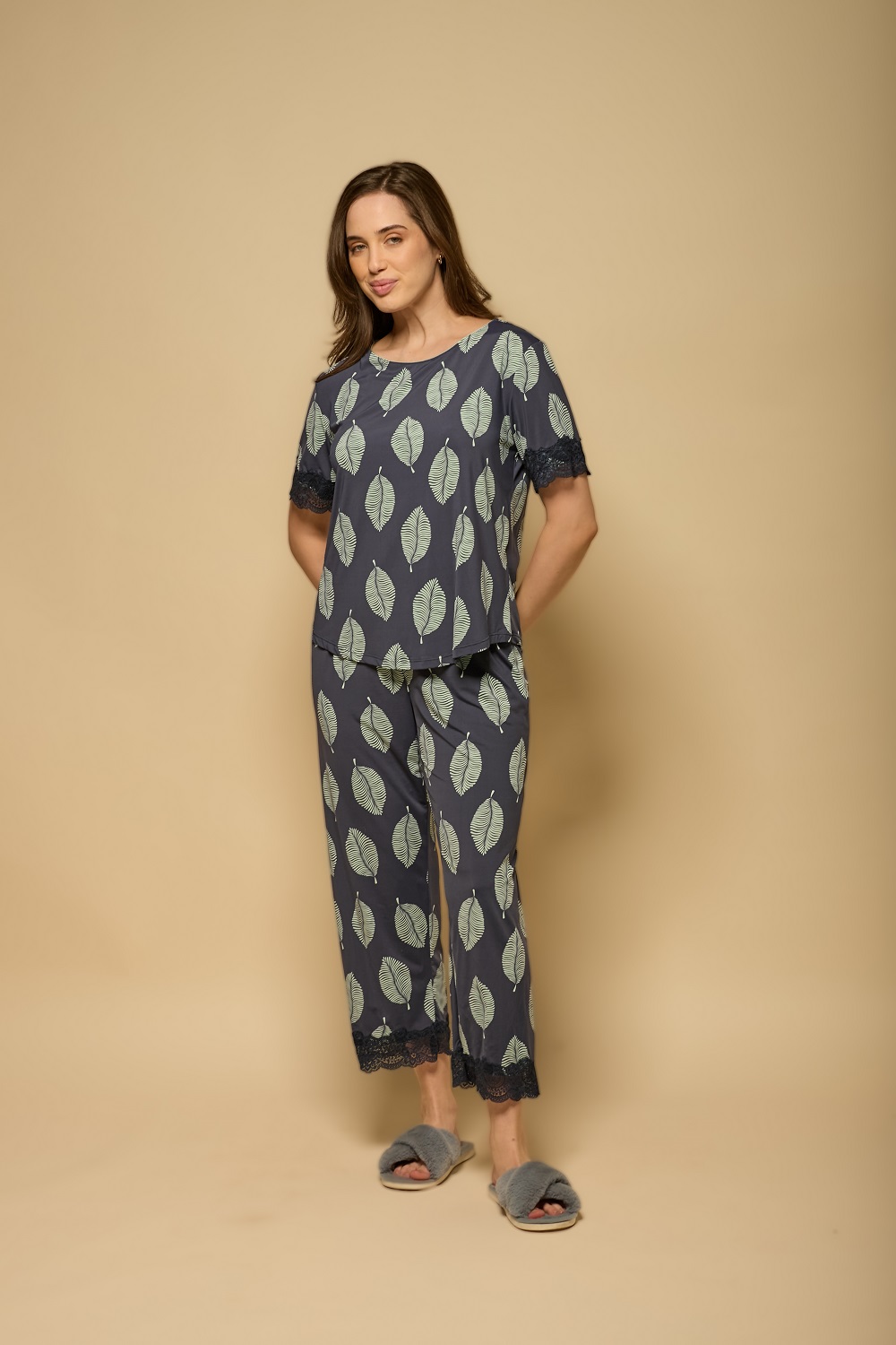 Pijama capri feminino azul escuro com estampa de folhas verdes, camiseta reta e calça cropped