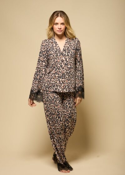 Conjunto de pijama feminino manga longa em tecido fluido, estampa animal print, blusa com renda e calça reta longa
